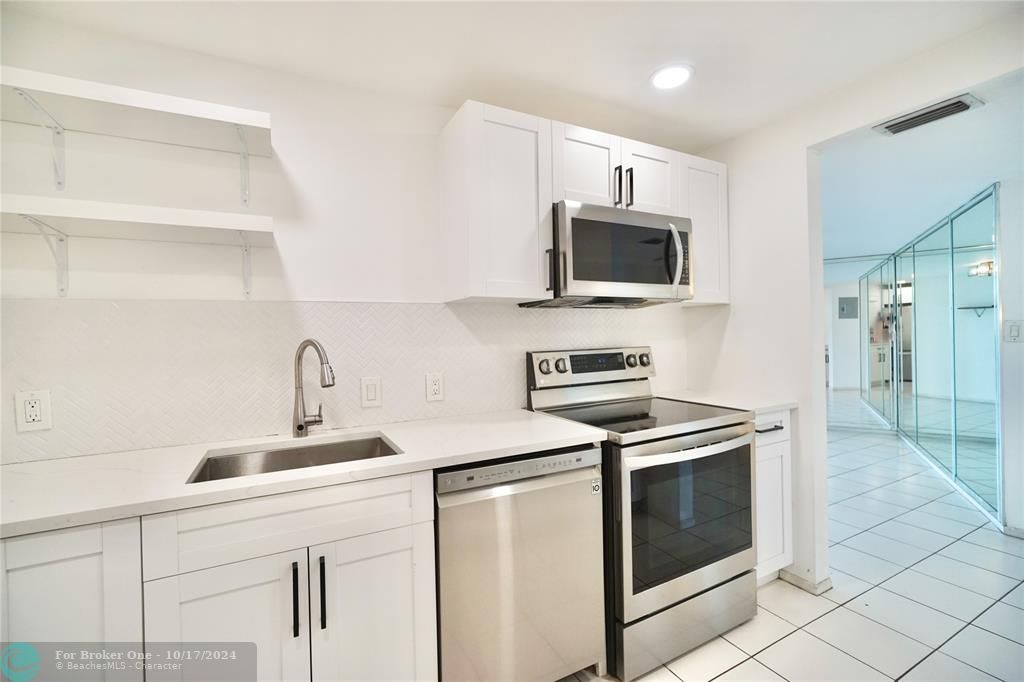 Active With Contract: $249,000 (2 beds, 2 baths, 1083 Square Feet)