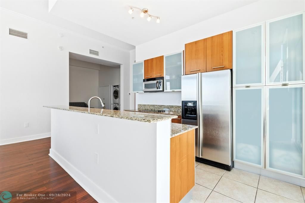 For Sale: $399,999 (2 beds, 1 baths, 997 Square Feet)