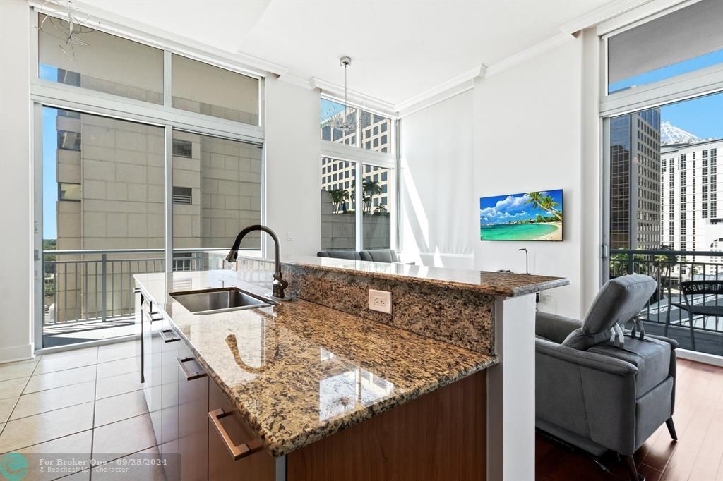 For Sale: $399,999 (2 beds, 1 baths, 997 Square Feet)