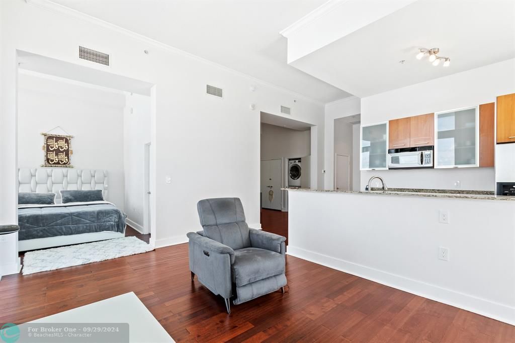 For Sale: $399,999 (2 beds, 1 baths, 997 Square Feet)