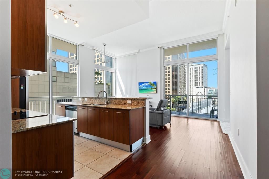 For Sale: $399,999 (2 beds, 1 baths, 997 Square Feet)