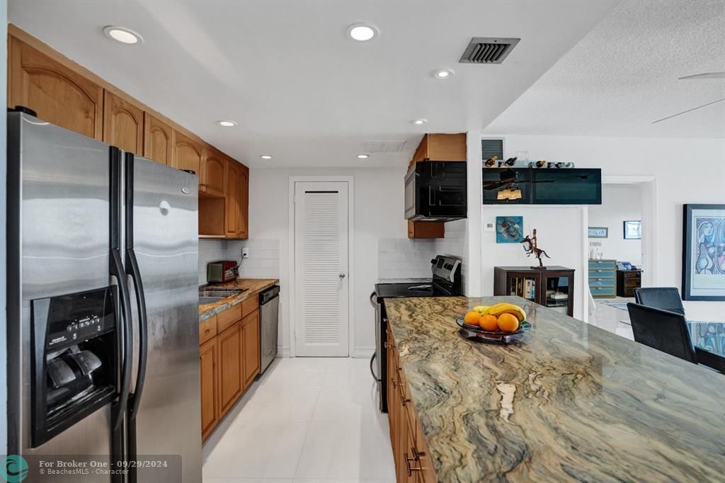 For Sale: $324,800 (2 beds, 2 baths, 1353 Square Feet)