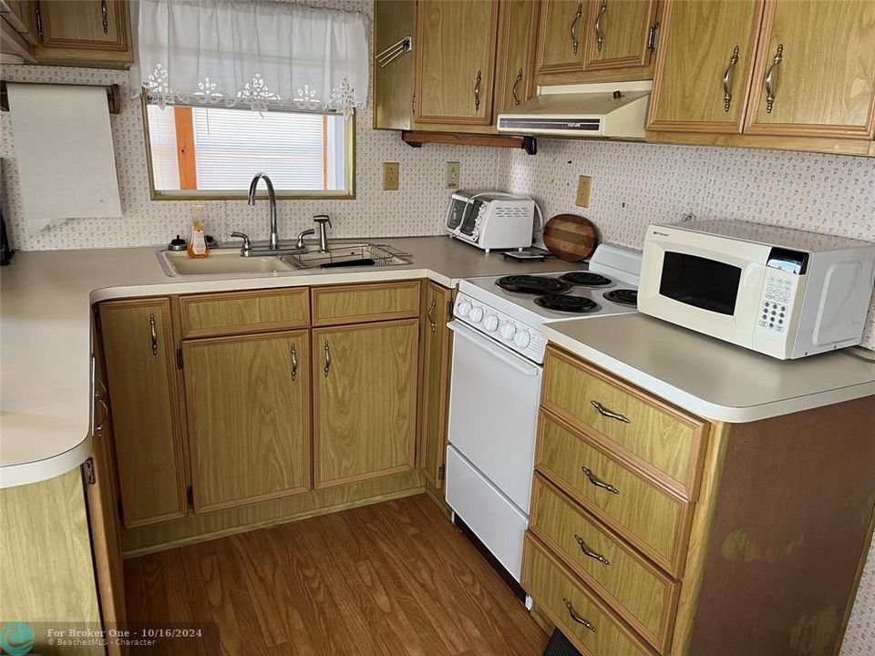 For Rent: $2,200 (2 beds, 1 baths, 402 Square Feet)