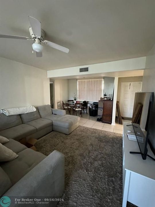 Active With Contract: $1,800 (1 beds, 1 baths, 850 Square Feet)