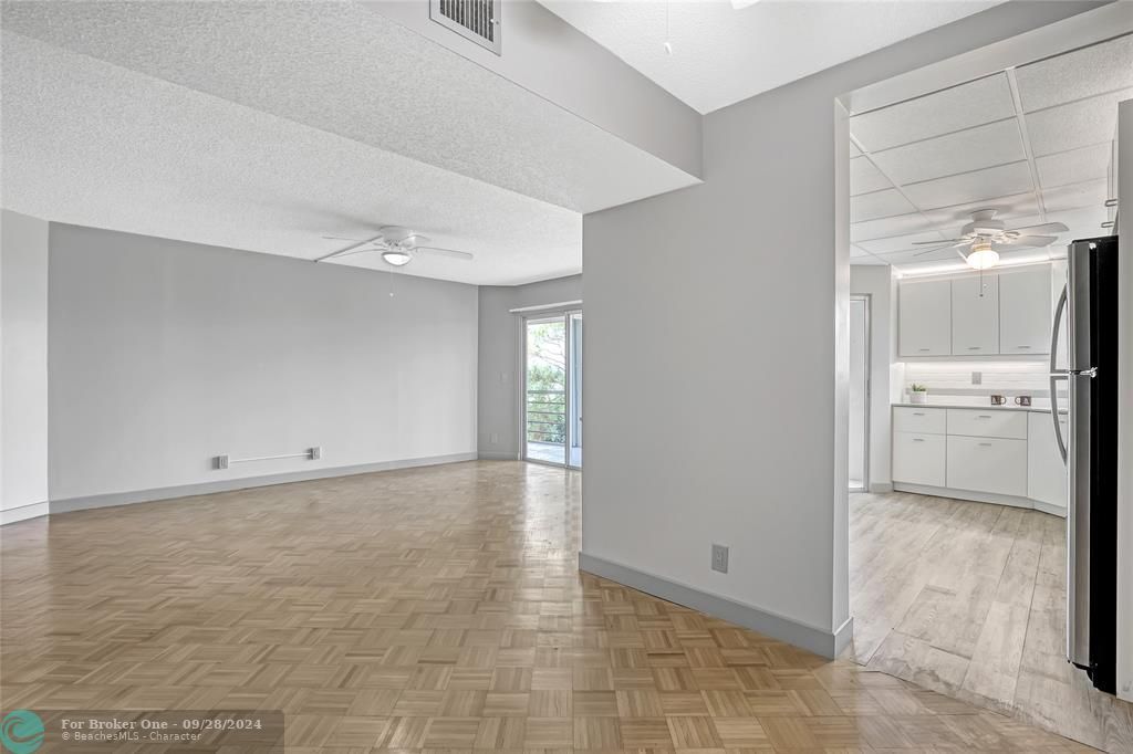 Active With Contract: $1,950 (2 beds, 2 baths, 1090 Square Feet)