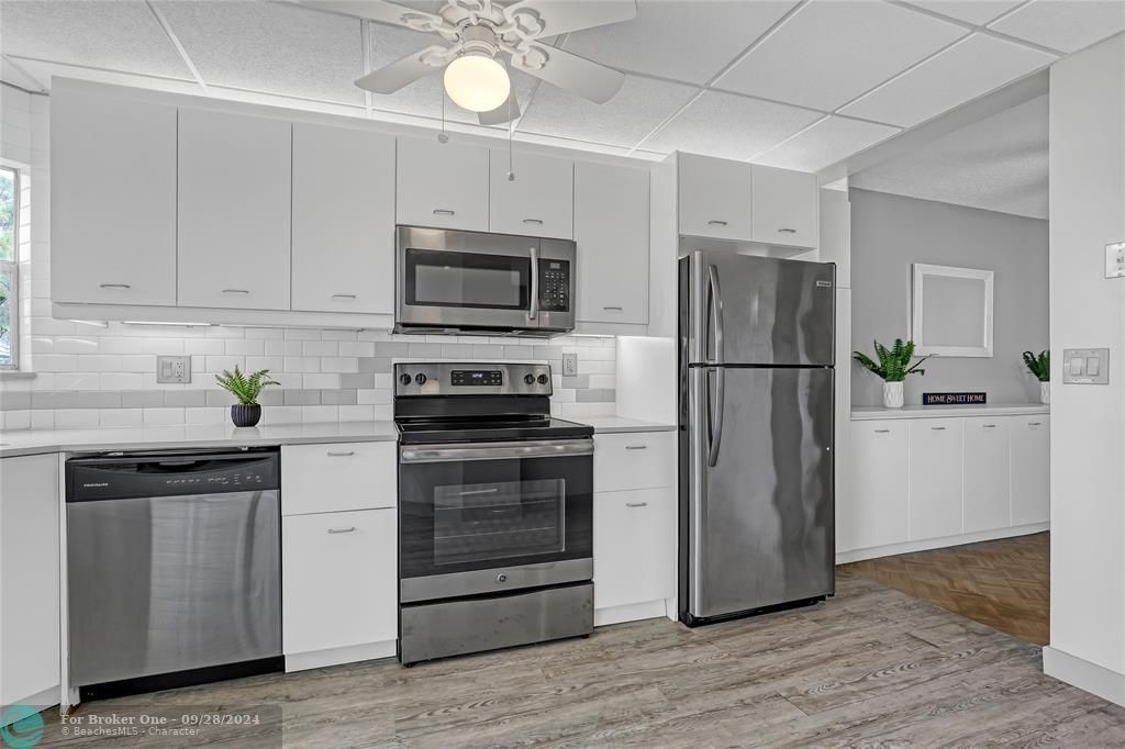 Active With Contract: $1,950 (2 beds, 2 baths, 1090 Square Feet)