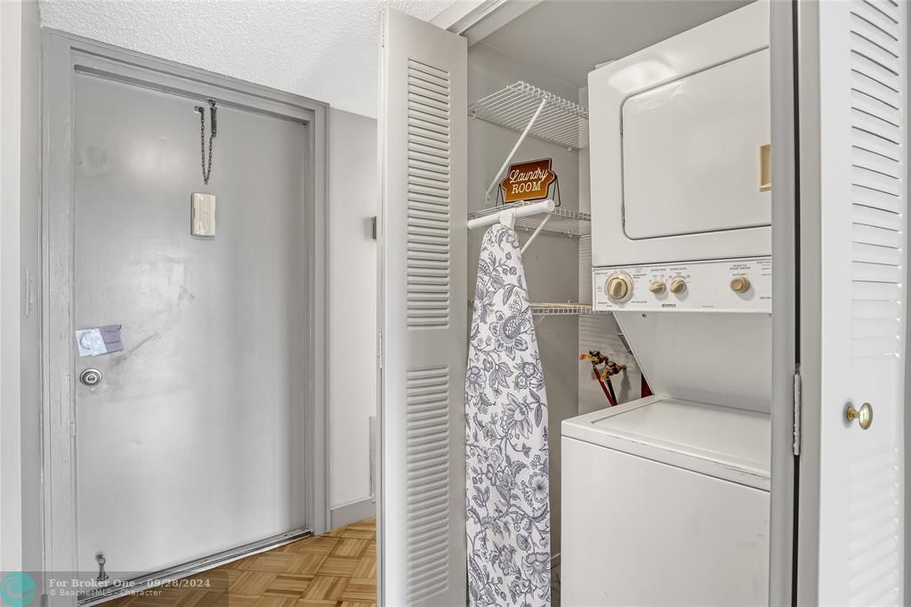 Active With Contract: $1,950 (2 beds, 2 baths, 1090 Square Feet)