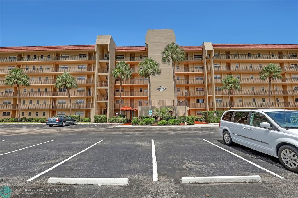 Active With Contract: $1,950 (2 beds, 2 baths, 1090 Square Feet)