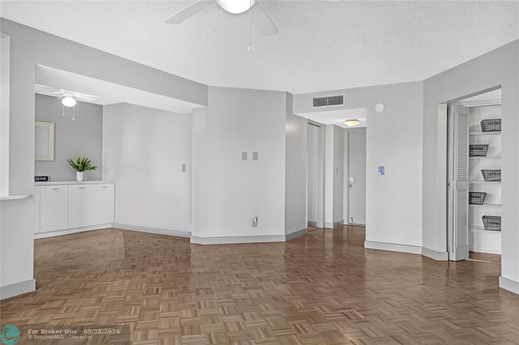 Active With Contract: $1,950 (2 beds, 2 baths, 1090 Square Feet)