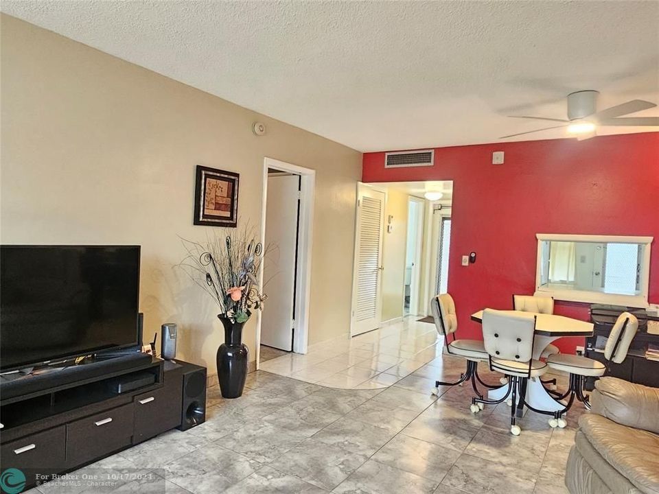 For Sale: $185,000 (1 beds, 1 baths, 1071 Square Feet)