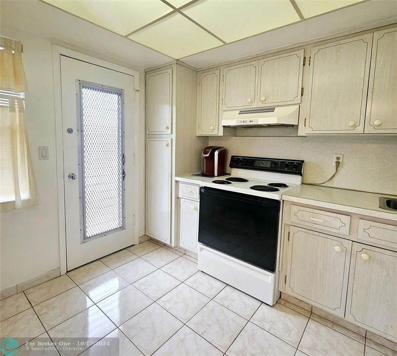 For Sale: $185,000 (1 beds, 1 baths, 1071 Square Feet)