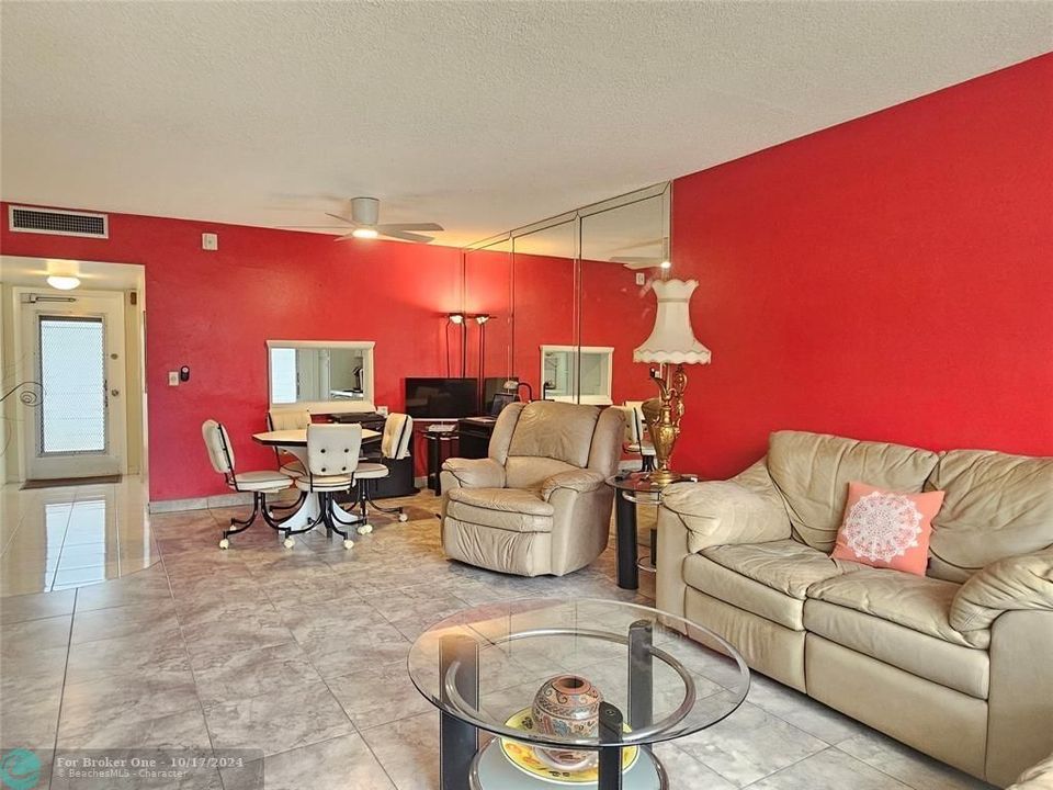 For Sale: $185,000 (1 beds, 1 baths, 1071 Square Feet)