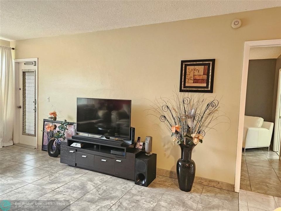 For Sale: $185,000 (1 beds, 1 baths, 1071 Square Feet)