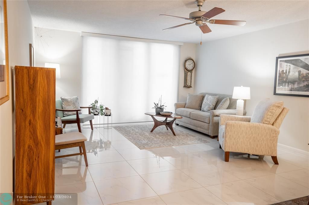 Active With Contract: $309,900 (1 beds, 1 baths, 940 Square Feet)