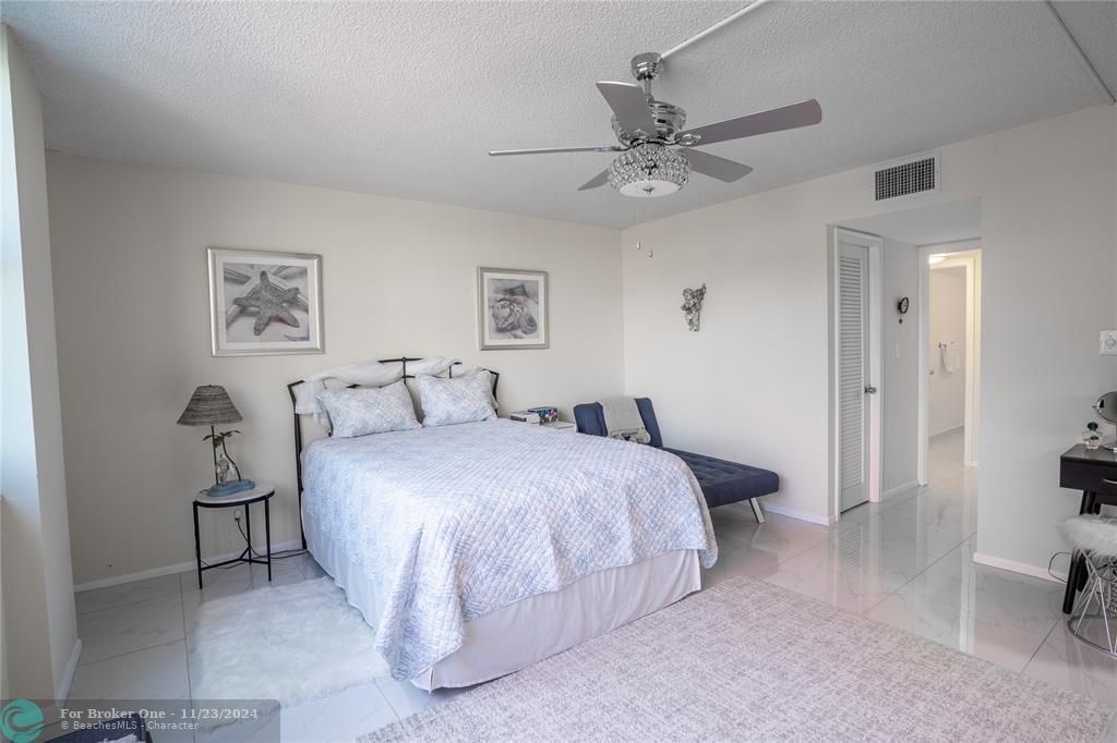 Active With Contract: $309,900 (1 beds, 1 baths, 940 Square Feet)