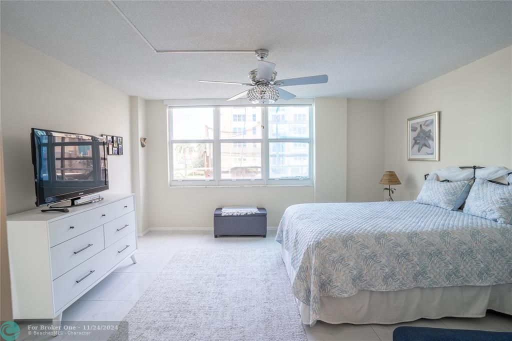 Active With Contract: $309,900 (1 beds, 1 baths, 940 Square Feet)