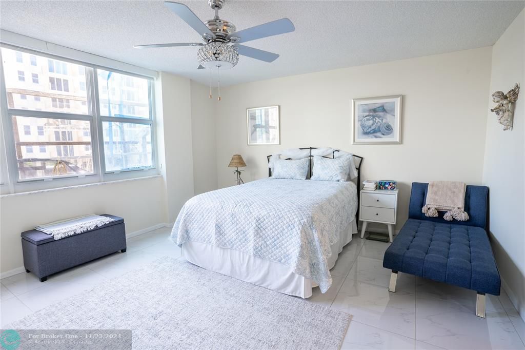 Active With Contract: $309,900 (1 beds, 1 baths, 940 Square Feet)