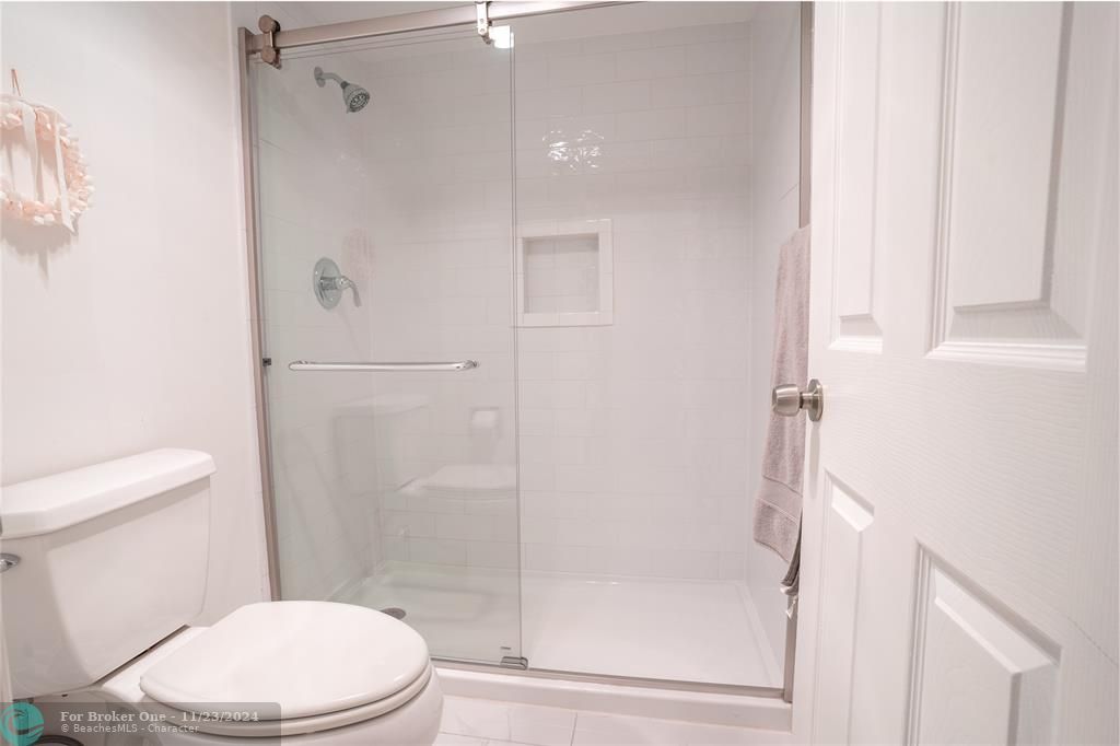 Active With Contract: $309,900 (1 beds, 1 baths, 940 Square Feet)