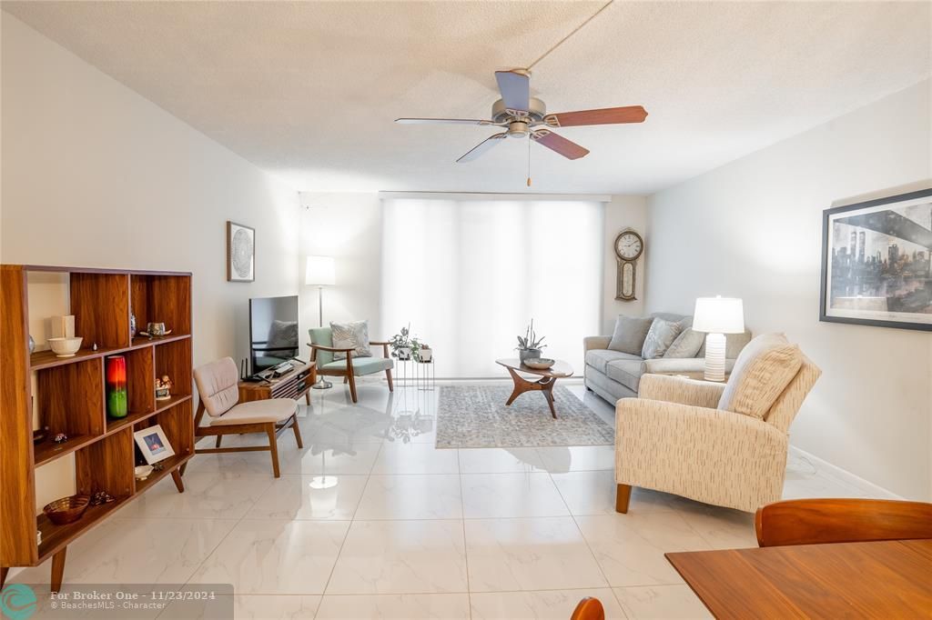 Active With Contract: $309,900 (1 beds, 1 baths, 940 Square Feet)