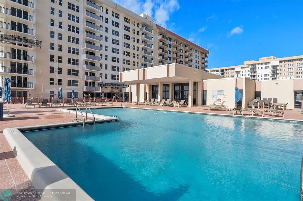 Active With Contract: $309,900 (1 beds, 1 baths, 940 Square Feet)