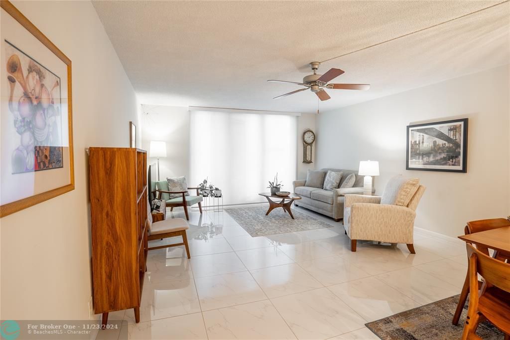 Active With Contract: $309,900 (1 beds, 1 baths, 940 Square Feet)