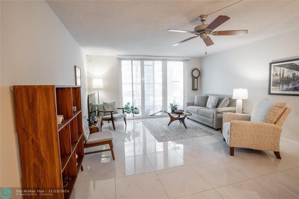 Active With Contract: $309,900 (1 beds, 1 baths, 940 Square Feet)