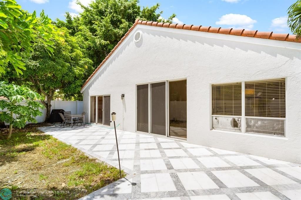 Activo con contrato: $648,000 (3 camas, 2 baños, 2060 Pies cuadrados)