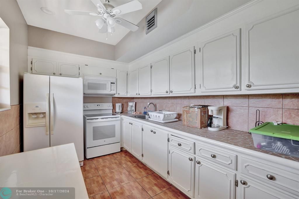 For Sale: $235,000 (2 beds, 2 baths, 1144 Square Feet)