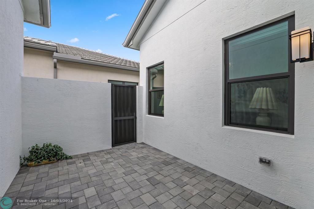 Active With Contract: $1,370,000 (3 beds, 3 baths, 2679 Square Feet)