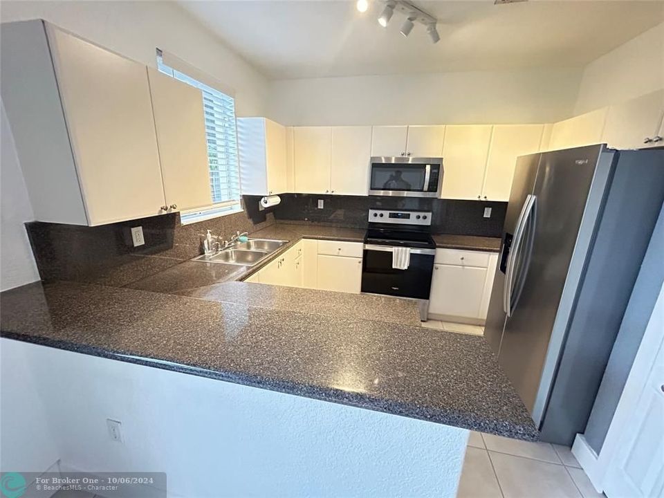 For Rent: $2,900 (3 beds, 2 baths, 1387 Square Feet)