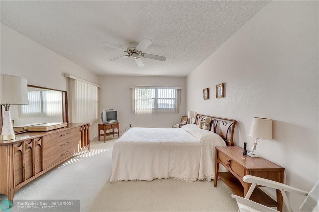 Active With Contract: $1,500 (1 beds, 2 baths, 1137 Square Feet)