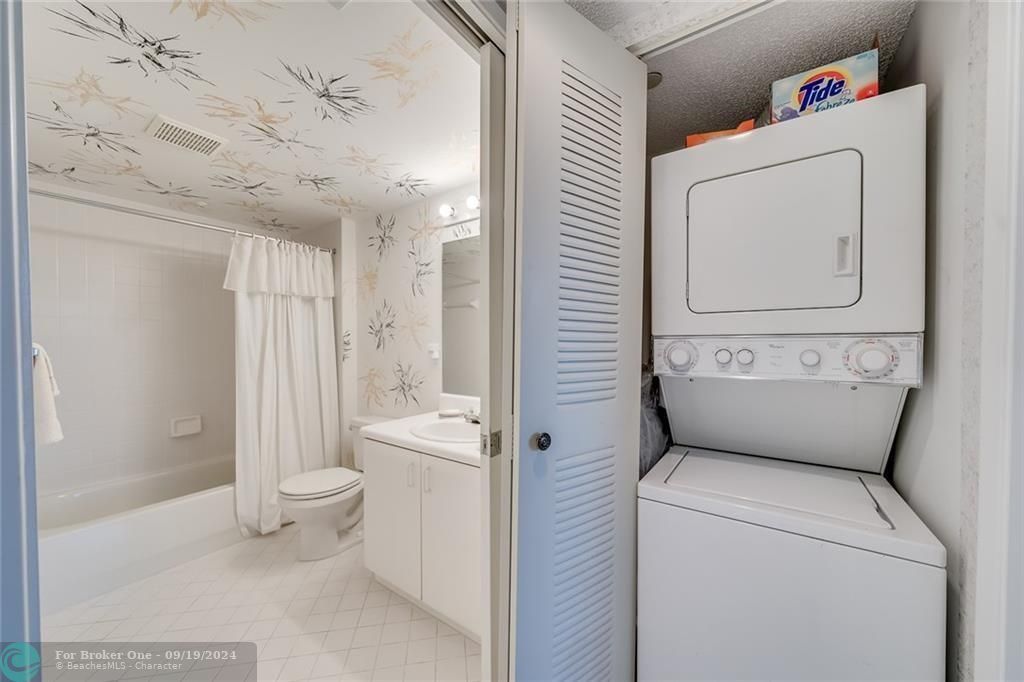 Active With Contract: $1,500 (1 beds, 2 baths, 1137 Square Feet)