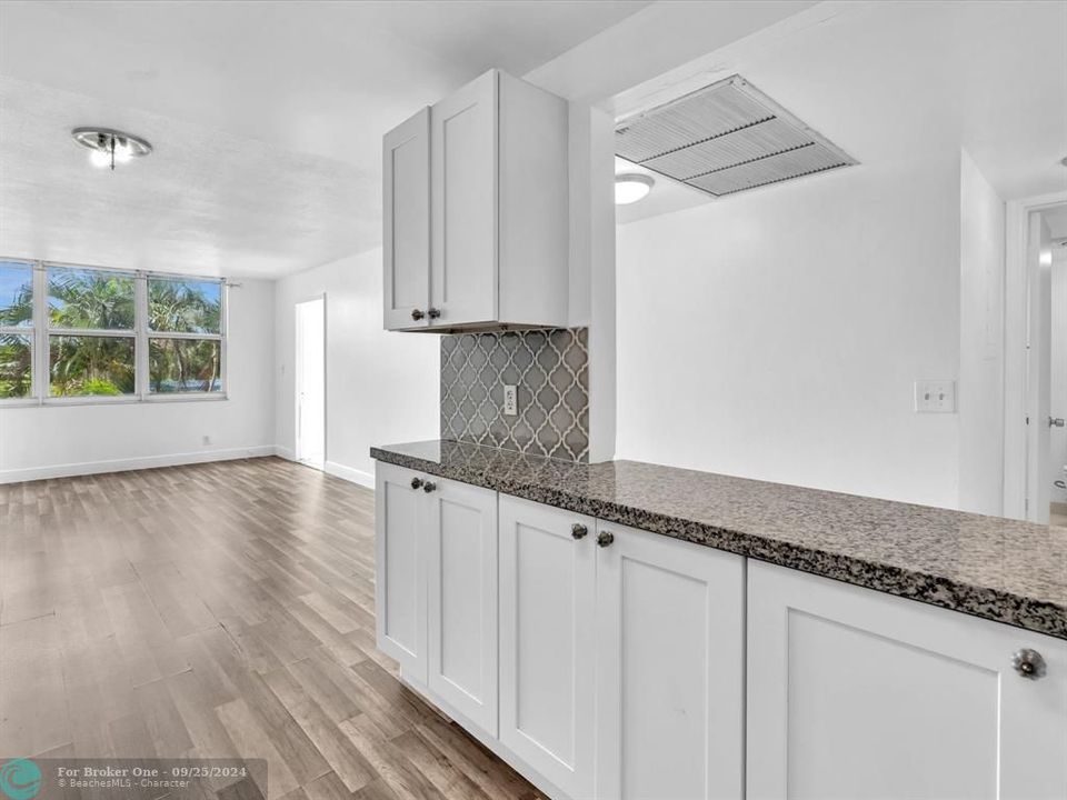 Active With Contract: $180,000 (1 beds, 1 baths, 690 Square Feet)