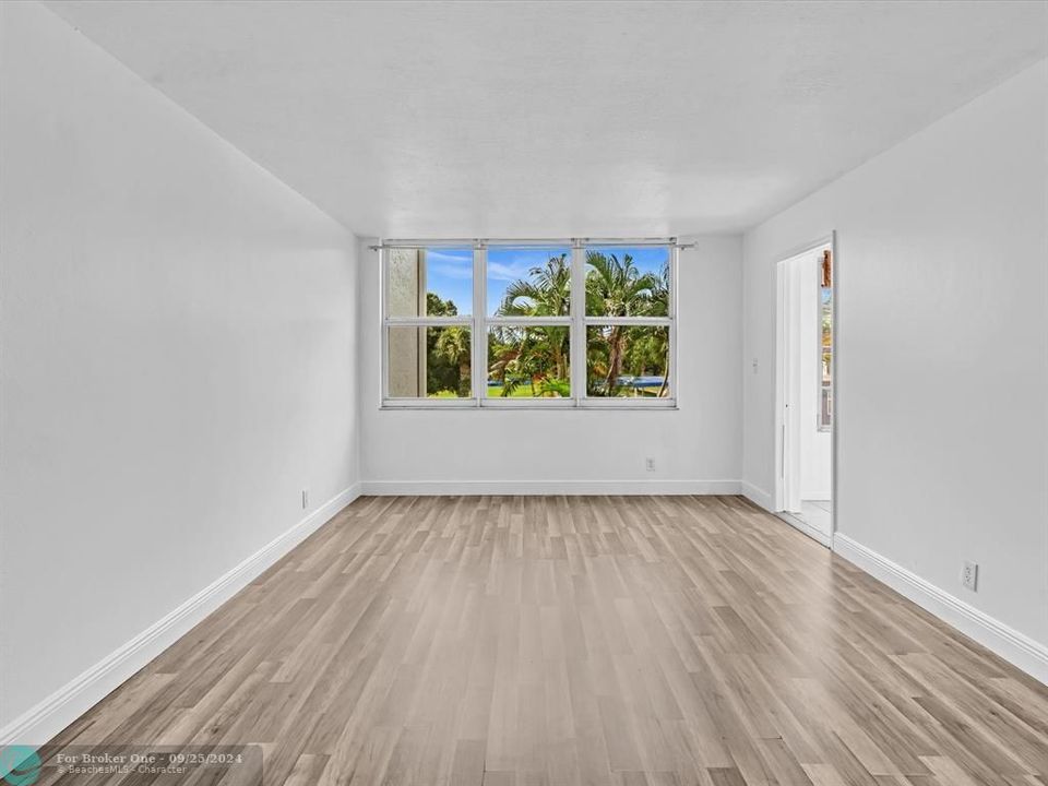 Active With Contract: $180,000 (1 beds, 1 baths, 690 Square Feet)