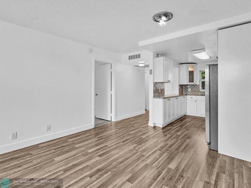 Active With Contract: $180,000 (1 beds, 1 baths, 690 Square Feet)