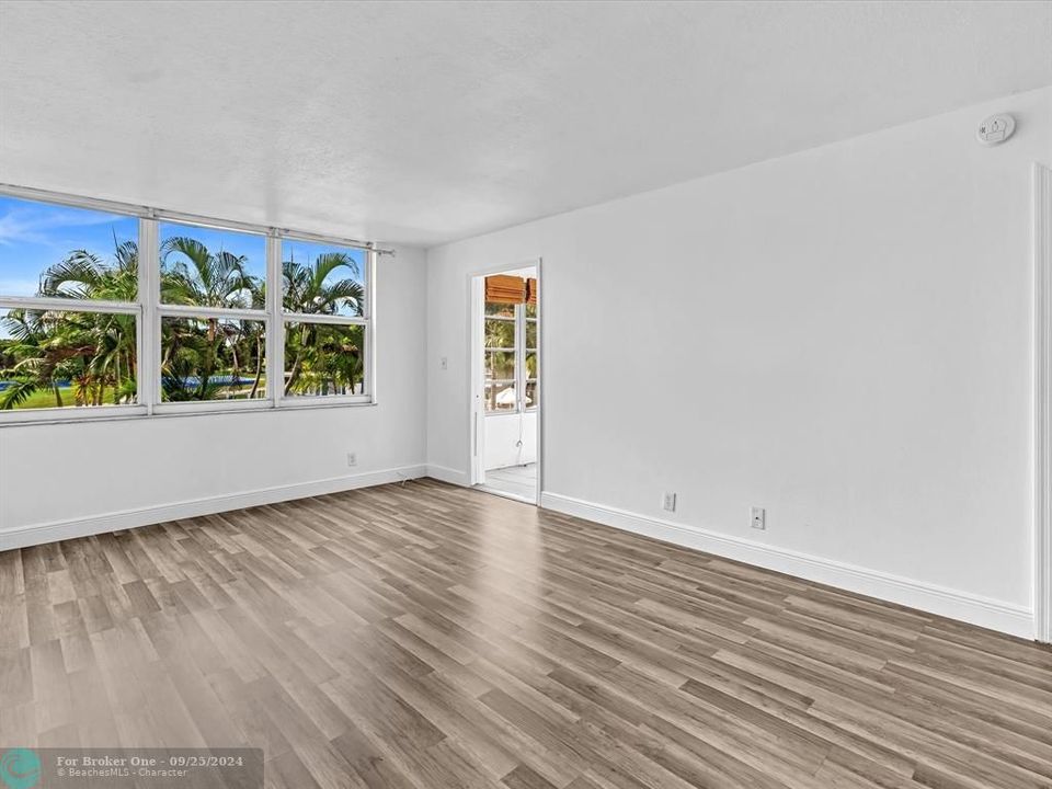 Active With Contract: $180,000 (1 beds, 1 baths, 690 Square Feet)