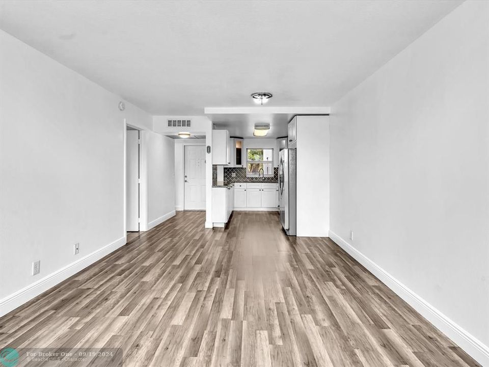 Active With Contract: $180,000 (1 beds, 1 baths, 690 Square Feet)