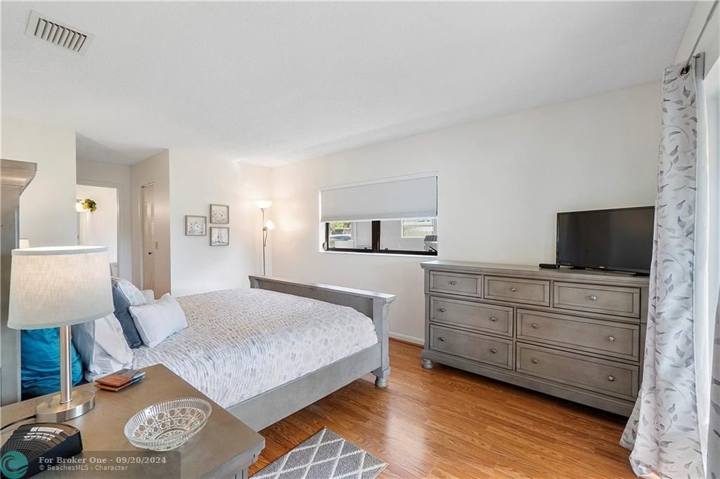 Active With Contract: $3,800 (2 beds, 2 baths, 1364 Square Feet)