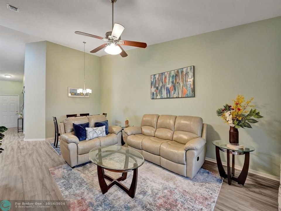 Active With Contract: $399,000 (2 beds, 2 baths, 1363 Square Feet)