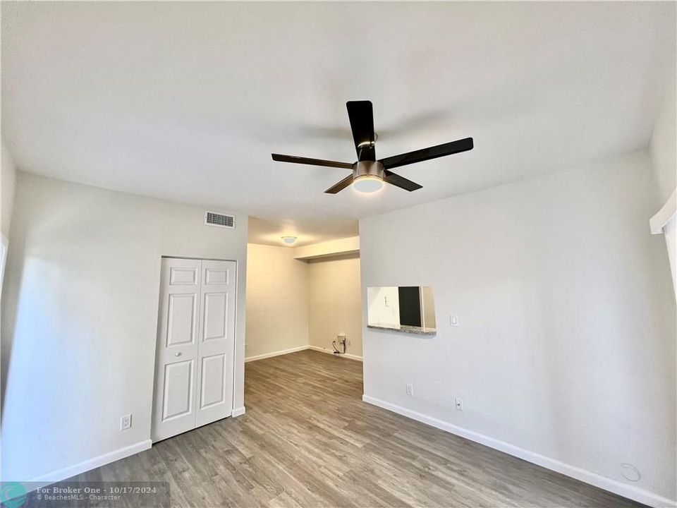 For Sale: $269,000 (2 beds, 2 baths, 807 Square Feet)