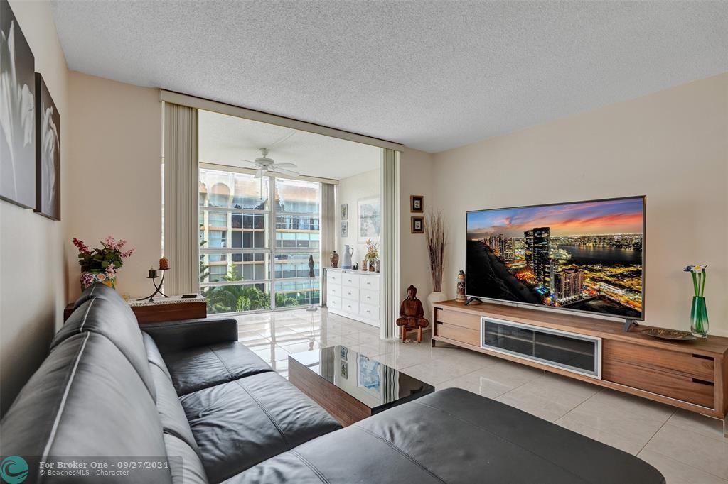 Active With Contract: $205,000 (1 beds, 1 baths, 800 Square Feet)