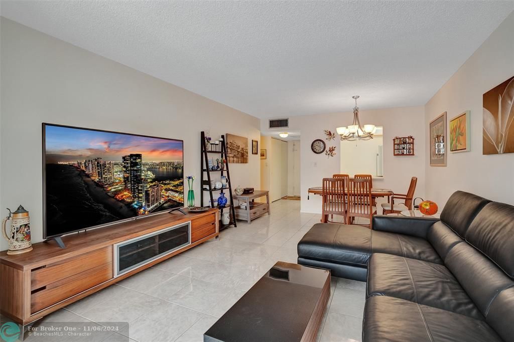 Active With Contract: $205,000 (1 beds, 1 baths, 800 Square Feet)