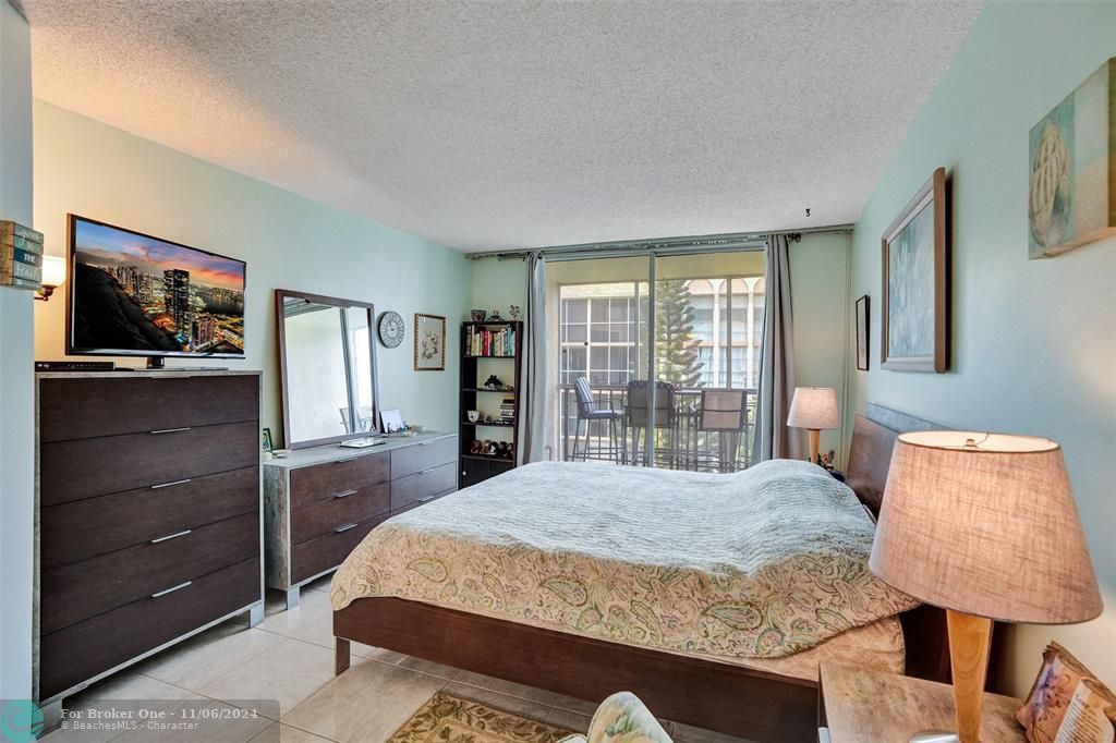 Active With Contract: $205,000 (1 beds, 1 baths, 800 Square Feet)