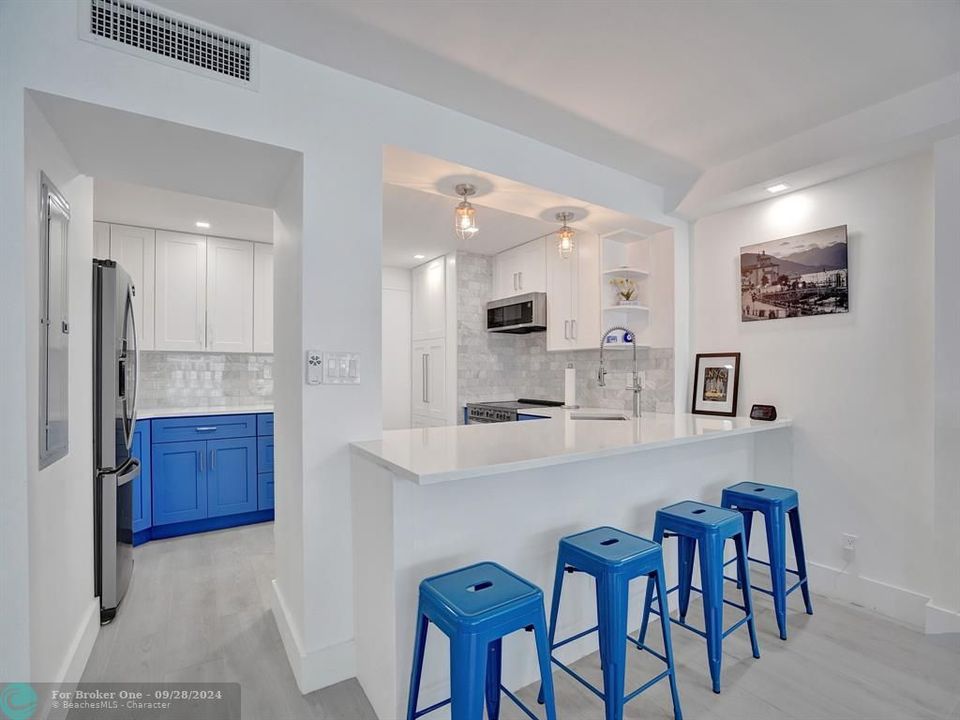 Active With Contract: $2,950 (1 beds, 2 baths, 1054 Square Feet)