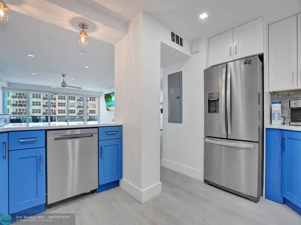 Active With Contract: $2,950 (1 beds, 2 baths, 1054 Square Feet)