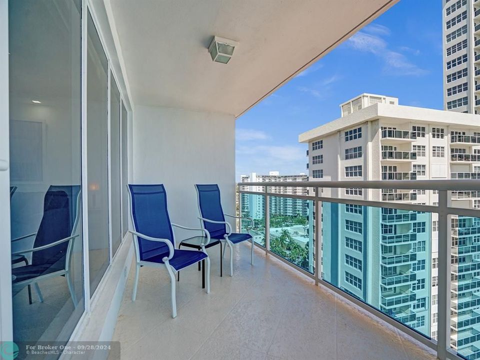 Active With Contract: $2,950 (1 beds, 2 baths, 1054 Square Feet)