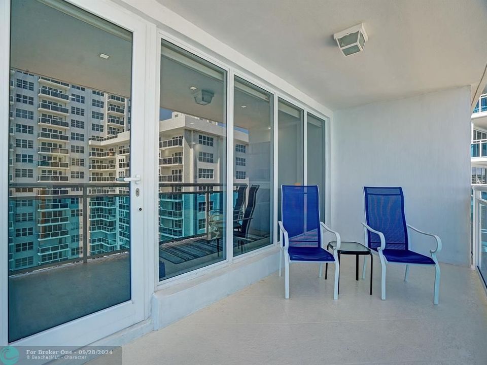 Active With Contract: $2,950 (1 beds, 2 baths, 1054 Square Feet)