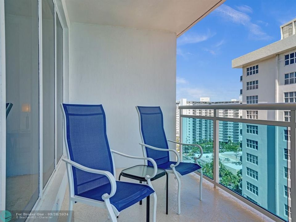 Active With Contract: $2,950 (1 beds, 2 baths, 1054 Square Feet)