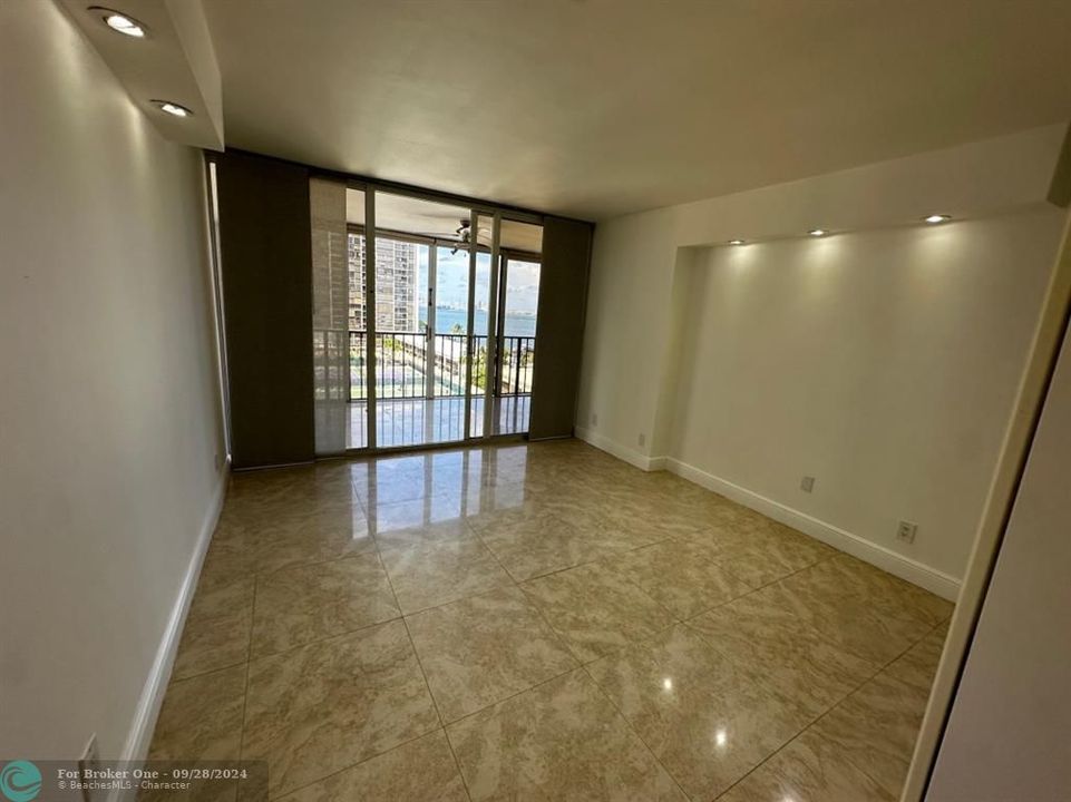 En Venta: $985,000 (3 camas, 2 baños, 2020 Pies cuadrados)