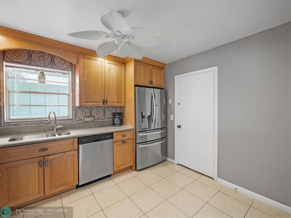 For Sale: $525,000 (3 beds, 2 baths, 1641 Square Feet)